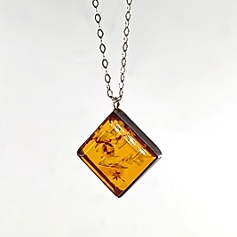 ANTİK TARZ MELEK İNTAGLİO KEHRİBAR KOLYE