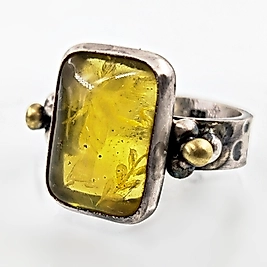 KANATLI TANRIÇA TASVİRLİ DAMLA KEHRİBAR ANTİK STİL YÜZÜK