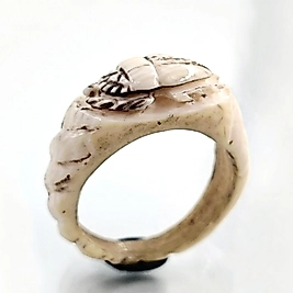 KEMİK ÜZERİNE OYULMUŞ SCARAB YÜZÜK