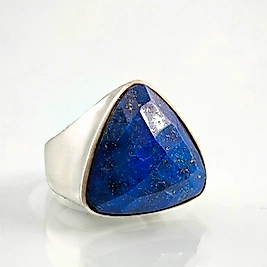 ÜÇGEN FORMDA FASET KESİM LAPİS LAZULİ TAŞLI GÜMÜŞ YÜZÜK