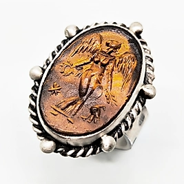 KANATLARIN GÖLGESİNDE  CAM ÜZERİ TANRIÇA YÜZÜK