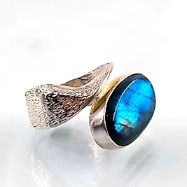 MAVİ JANJANLI LABRADORİT TAŞ TASARIMLI GÜMÜŞ YÜZÜK