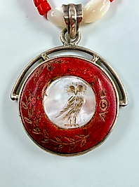 ATHENA’NIN BAYKUŞU – MERCAN ÜZERİ SEDEF INTAGLIO