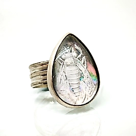 KUVARS ÜZERİ ARI İNTAGLİO YÜZÜK