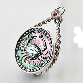 MİSTİK SEDEF YENGEÇ RÖLYEF KOLYE