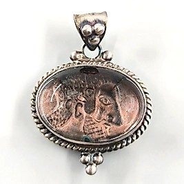 KUVARS TAŞLI ASUR RÖLYEFLİ GÜMÜŞ KOLYE