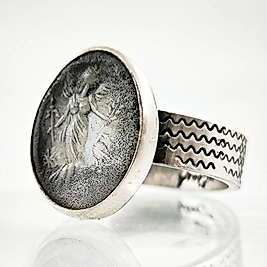 GÖKKUŞAĞININ KANATLARINDA TANRIÇA CAM RÖLYEF YÜZÜK