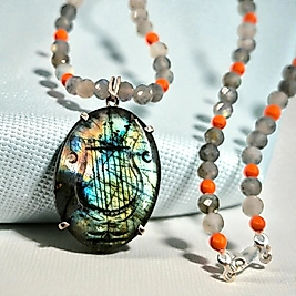 APOLLON’UN EZGİSİ LABRADORİT ÜZERİ LİR İNTAGLİO KOLYE