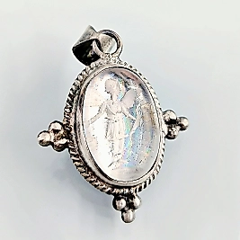 KUVARS ÜZERİNE MELEK OYMA KOLYE – HOLOGRAFİK IŞIK YANSIMALARI