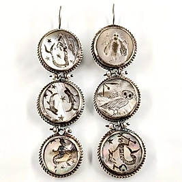 ÜÇ SALLANTILI ANTİK STİLDE SEDEF KÜPELER