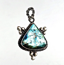 LABRADORİT TAŞ ÜZERİNE MELEK İNTAGLİO KOLYE