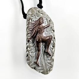 CAMEO TEKNİKLİ ÇAKILTAŞI ZİRVEYE TIRMANAN KADIN KOLYE