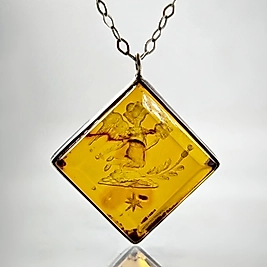 KEHRİBAR MELEK İNTAGLİO KOLYE