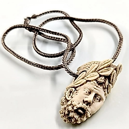 KEMİK ÜZERİ GREK BÜST KOLYE