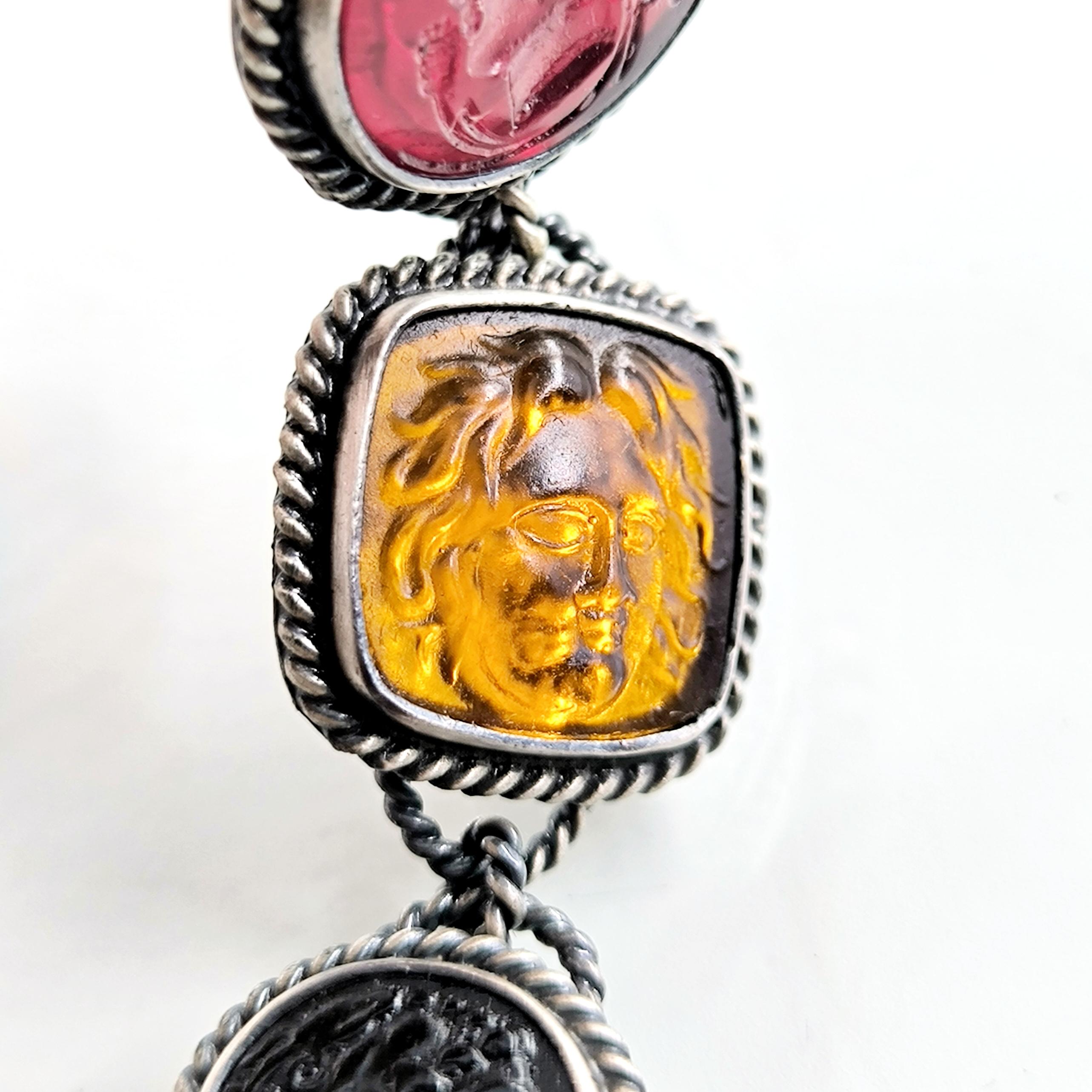 MİTLERİN YANKISI ANTİK STİL CAM RÖLYEF KÜPELER